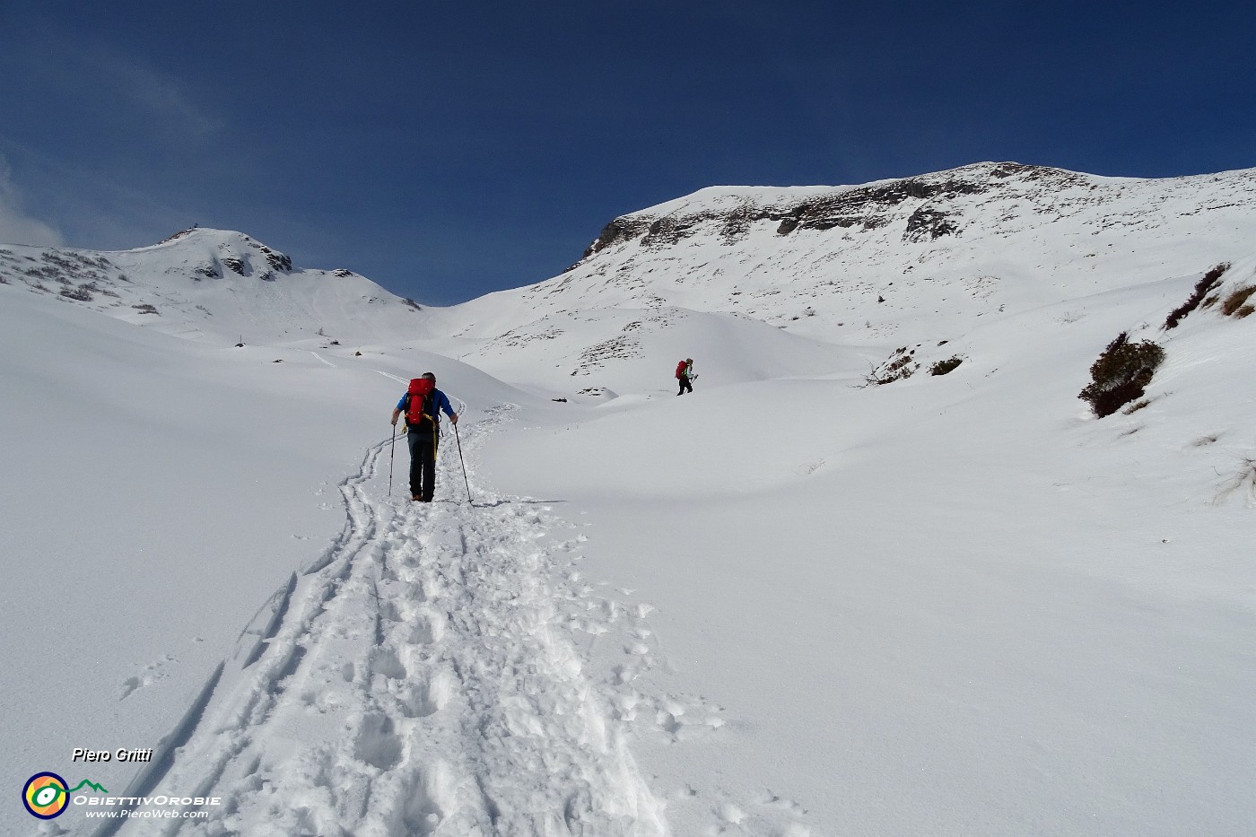 32 Evvai, per il Campione a dx pestando neve....JPG